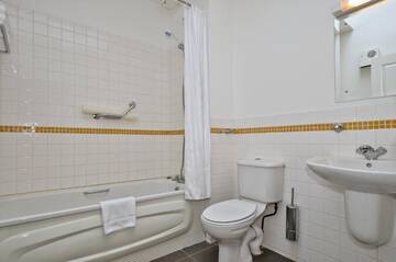 Фото номера Стандартный трехместный номер Отель Clifden Station House Hotel г. Клифден 3